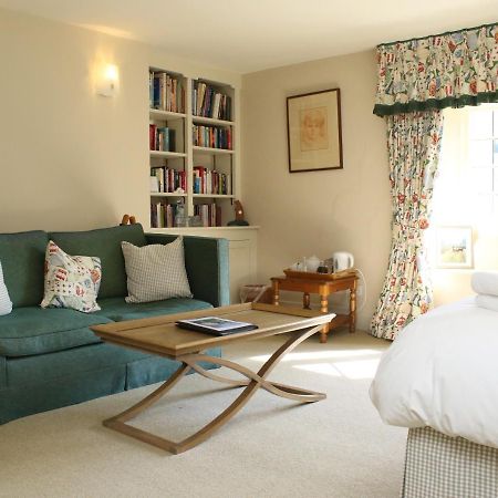 Aylworth Manor Bed & Breakfast Naunton Exterior photo