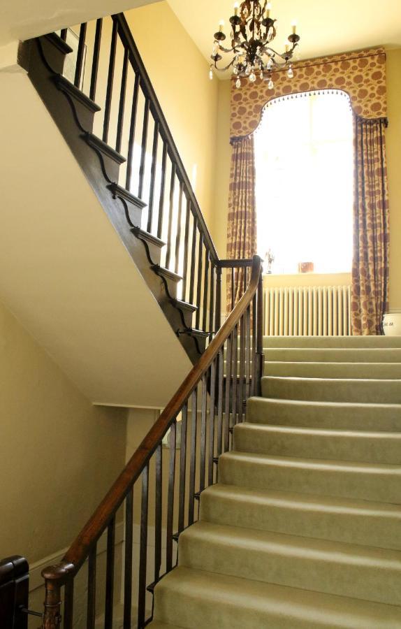 Aylworth Manor Bed & Breakfast Naunton Exterior photo