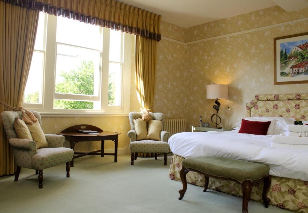 Aylworth Manor Bed & Breakfast Naunton Exterior photo