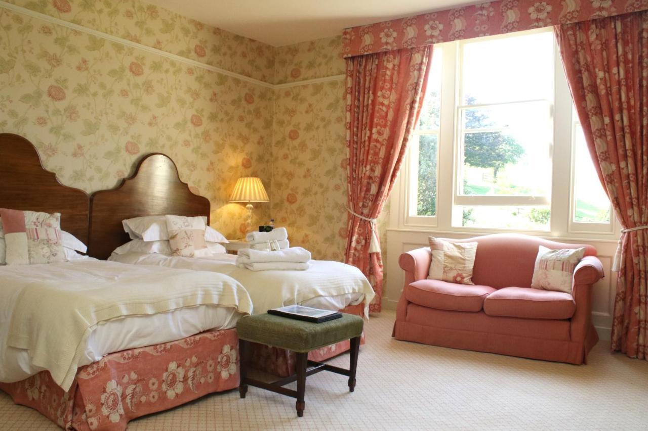 Aylworth Manor Bed & Breakfast Naunton Exterior photo