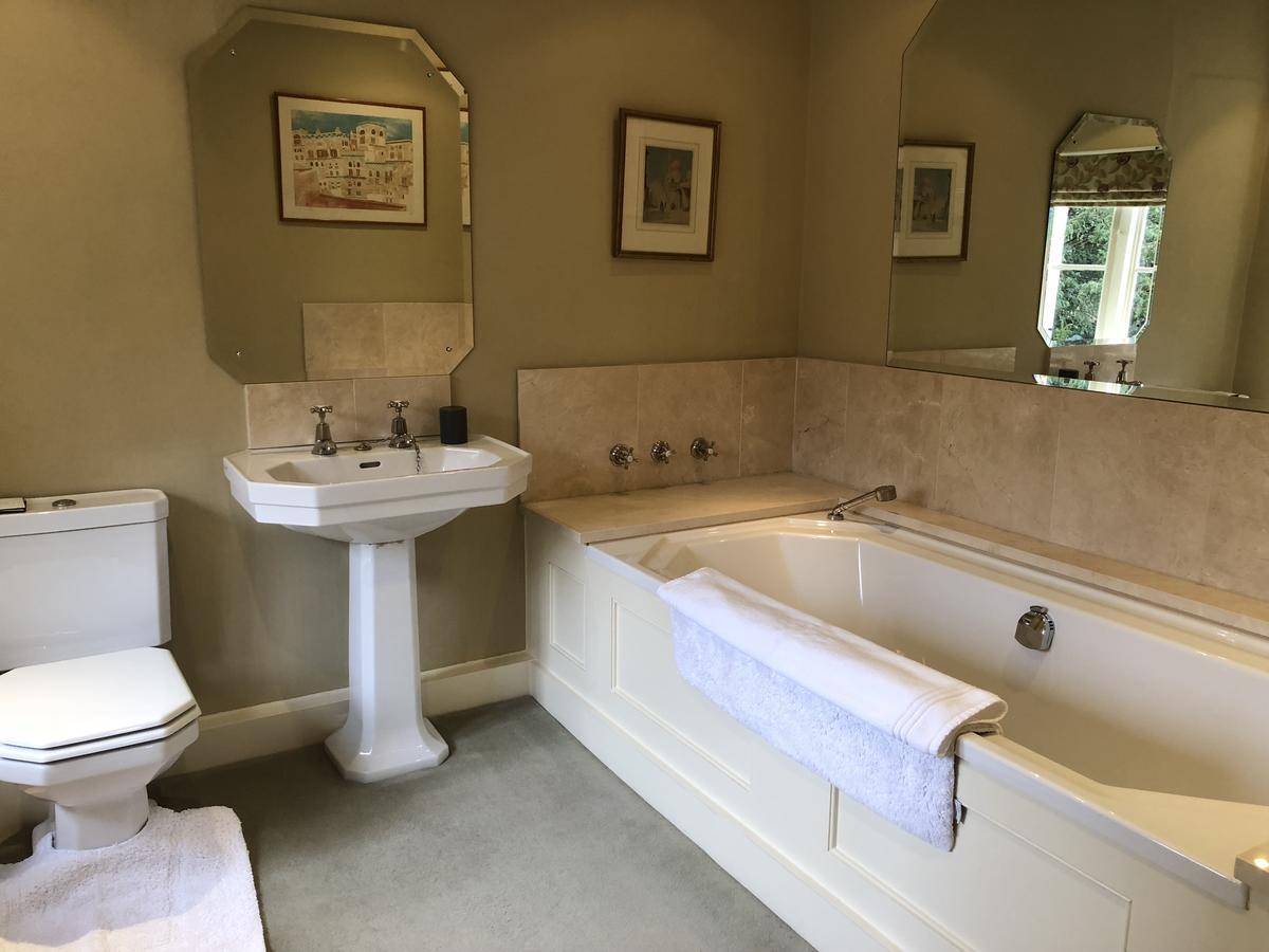 Aylworth Manor Bed & Breakfast Naunton Exterior photo